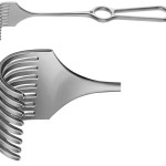 AE-BT278R, KÖRTE RETRACTOR 8 PRONGS, BLUNT, 26 x 40 MM, HANDLE VERTICAL TO THE BLADE 240 mm, 9 1/2"