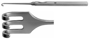 AE-BT928R, MANNERFELT MODIF. RETRACTOR 3 PRONGS, BLUNT, 7,0 x 11,0 MM, LARGE CURVE 155 mm, 6"